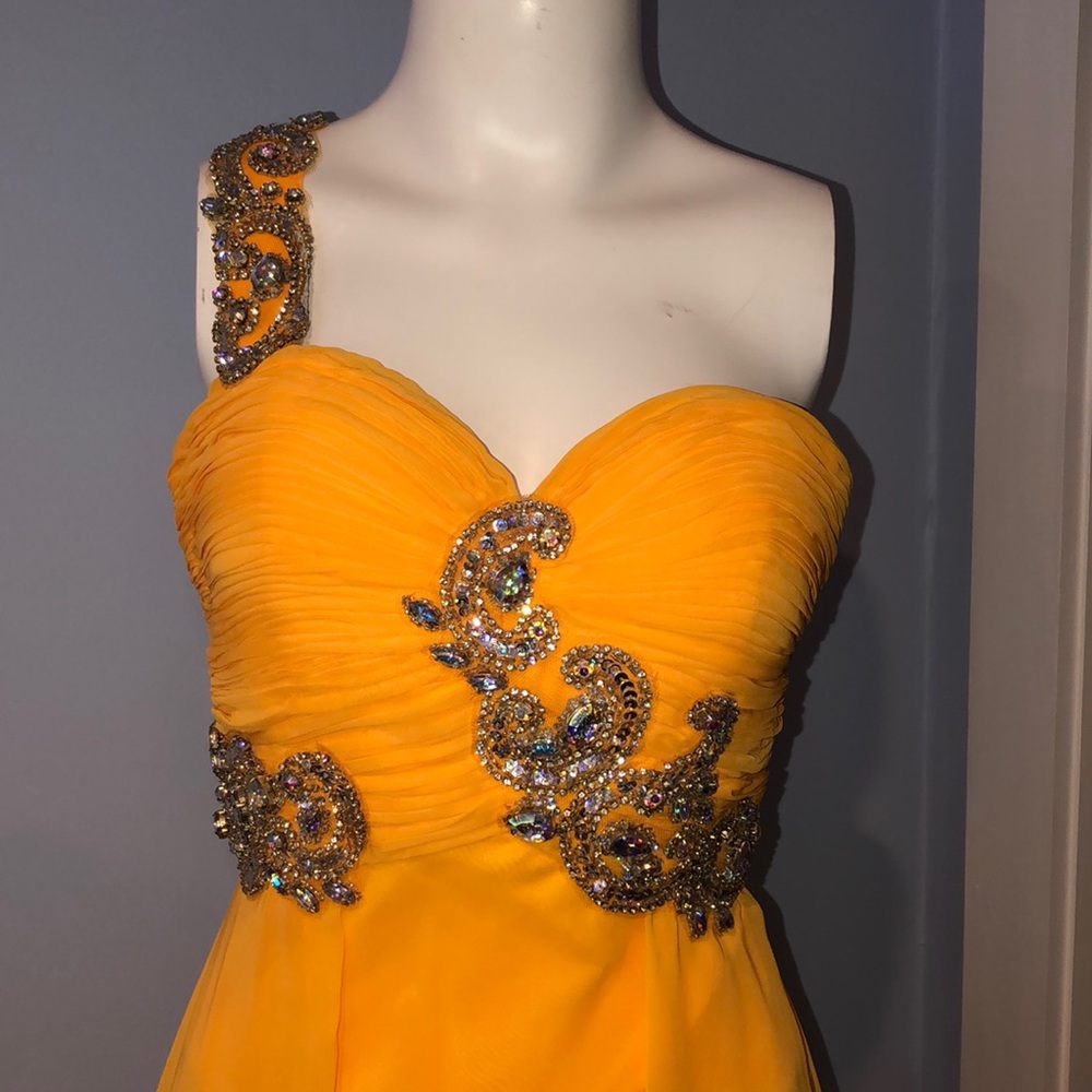 Gown - Picture 2 of 4
